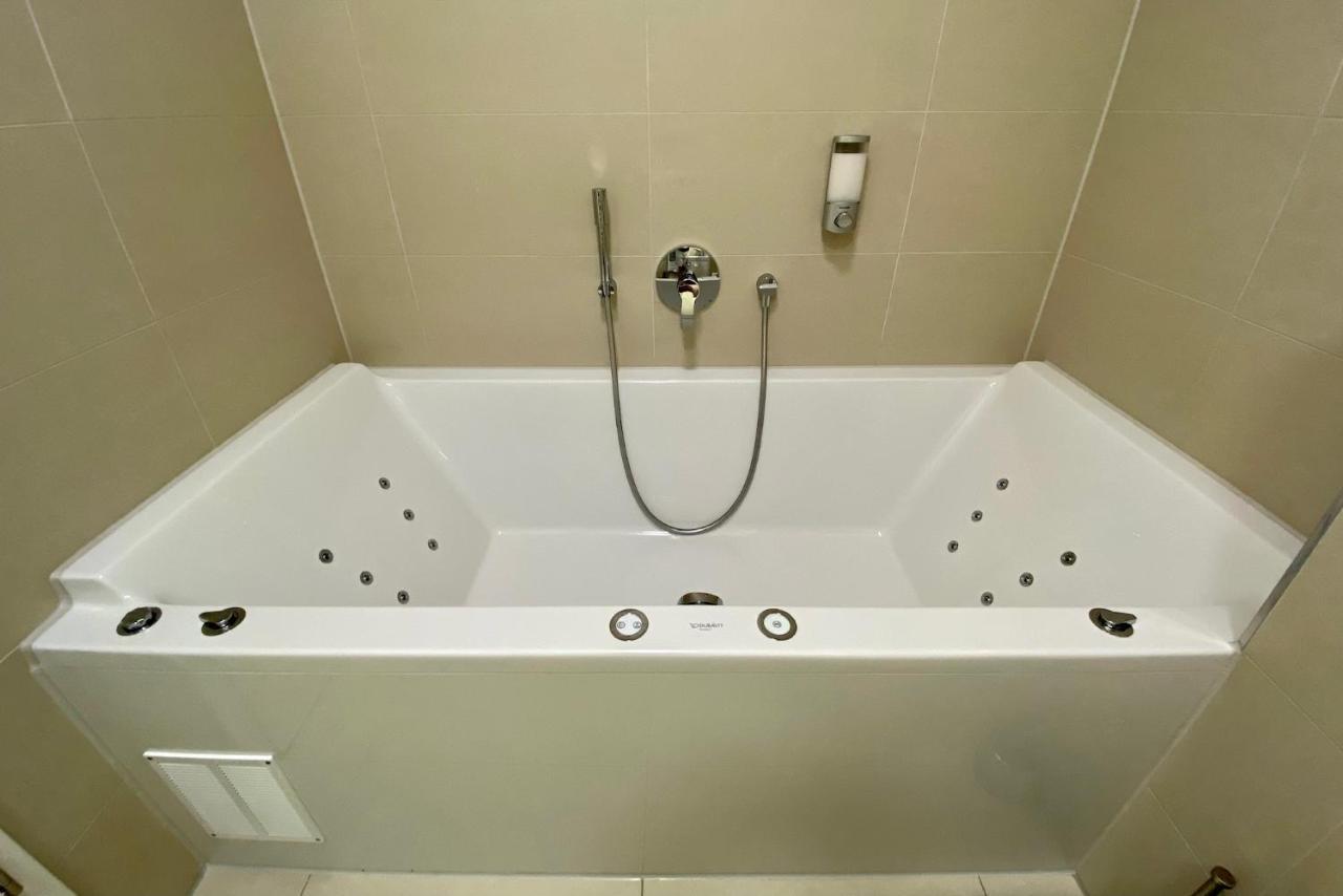 Alpen-Panorama Suite - Einzigartige Privatsuite Hoch Ueber Muenchen, 12Tes Og, Alpenblick, Loggia, Whirlpool, 15 Minuten Zum Zentrum, Ruhe Und Erholung In Der Stadt Muenchen Fuer Privat Und Geschaeftlich Reisende Luaran gambar