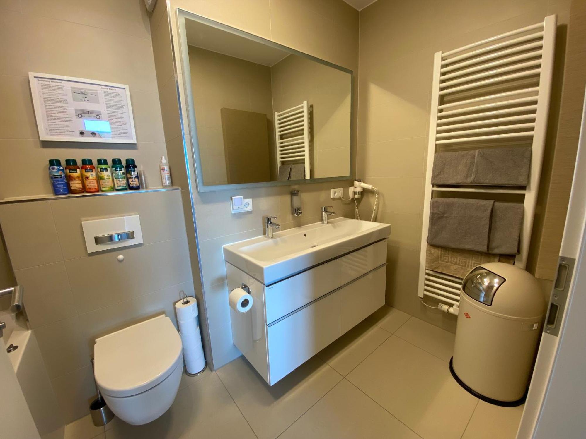 Alpen-Panorama Suite - Einzigartige Privatsuite Hoch Ueber Muenchen, 12Tes Og, Alpenblick, Loggia, Whirlpool, 15 Minuten Zum Zentrum, Ruhe Und Erholung In Der Stadt Muenchen Fuer Privat Und Geschaeftlich Reisende Luaran gambar