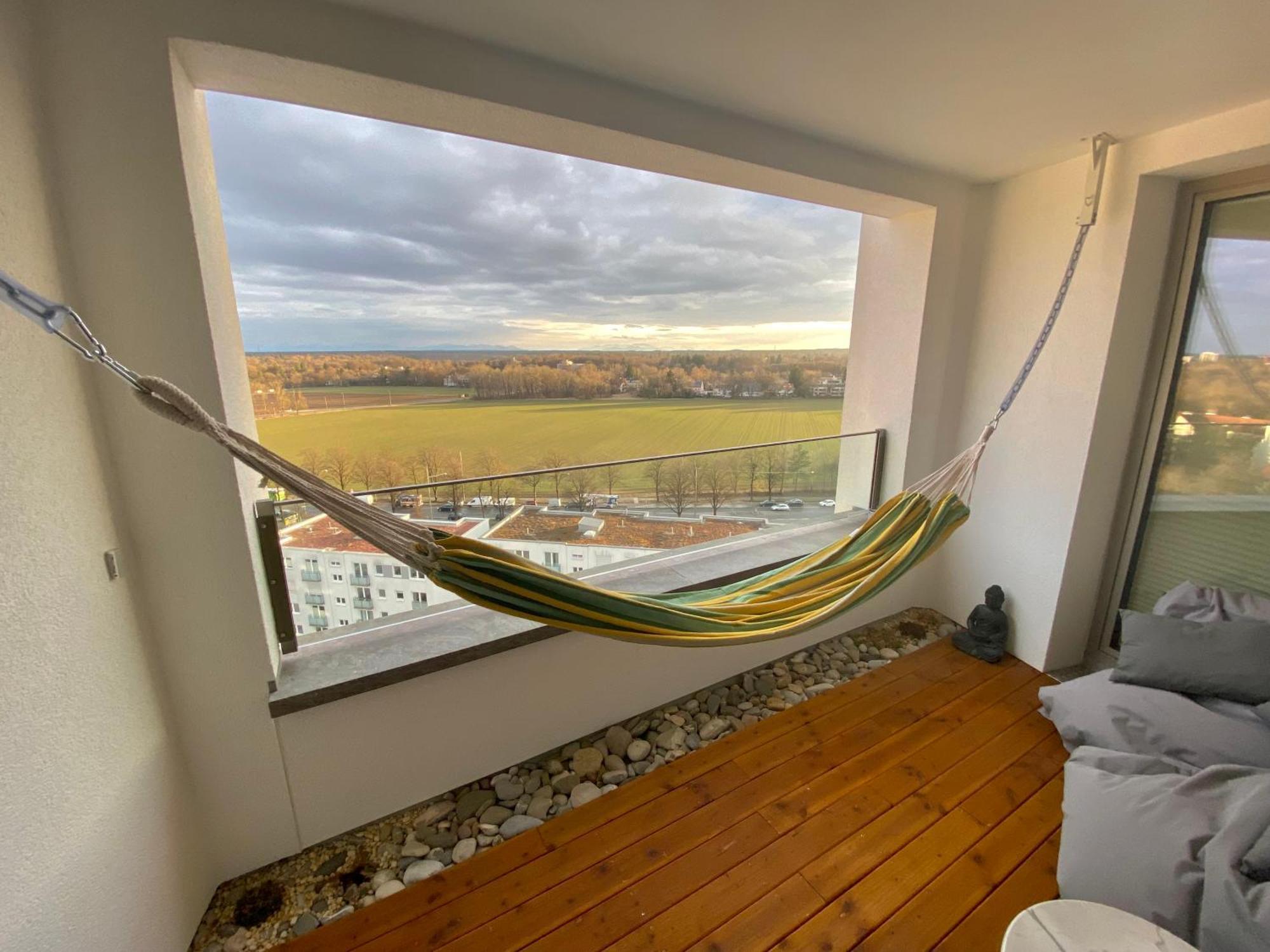 Alpen-Panorama Suite - Einzigartige Privatsuite Hoch Ueber Muenchen, 12Tes Og, Alpenblick, Loggia, Whirlpool, 15 Minuten Zum Zentrum, Ruhe Und Erholung In Der Stadt Muenchen Fuer Privat Und Geschaeftlich Reisende Luaran gambar